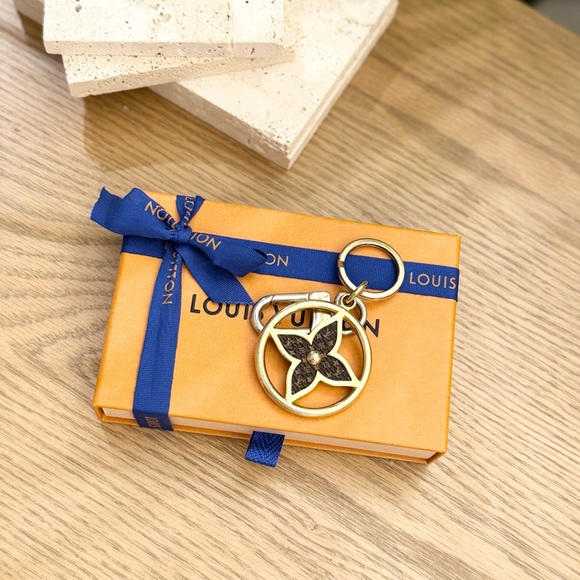 LOUIS VUITTON 2022 Puzzle Flower Monogram Keyring - Picture 4 of 15